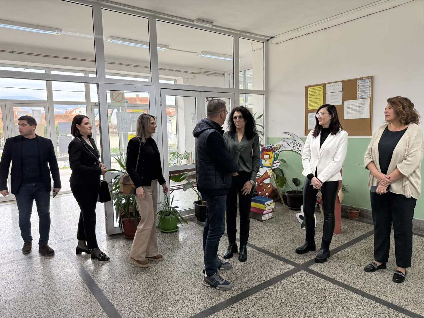 ЂАЦИМА ПРВАЦИМА ПРЕДСЕДНИК ОПШТИНЕ БЕЛА ПАЛАНКА ГОРАН МИЉКОВИЋ УРУЧИО ПОКЛОНЕ