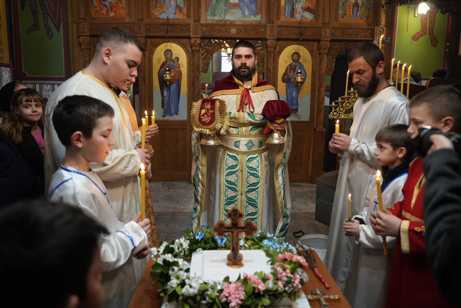 У БЕЛОЈ ПАЛАНЦИ ПЛИВАЊЕМ ЗА ЧАСНИ КРСТ И ЛИТУРГИЈОМ ОБЕЛЕЖЕН ПРАЗНИК БОГОЈАВЉЕЊЕ, MAРКО РАНЂЕЛОВИЋ ДОПЛИВАО ПРВИ ДО ЧАСНОГ КРСТА