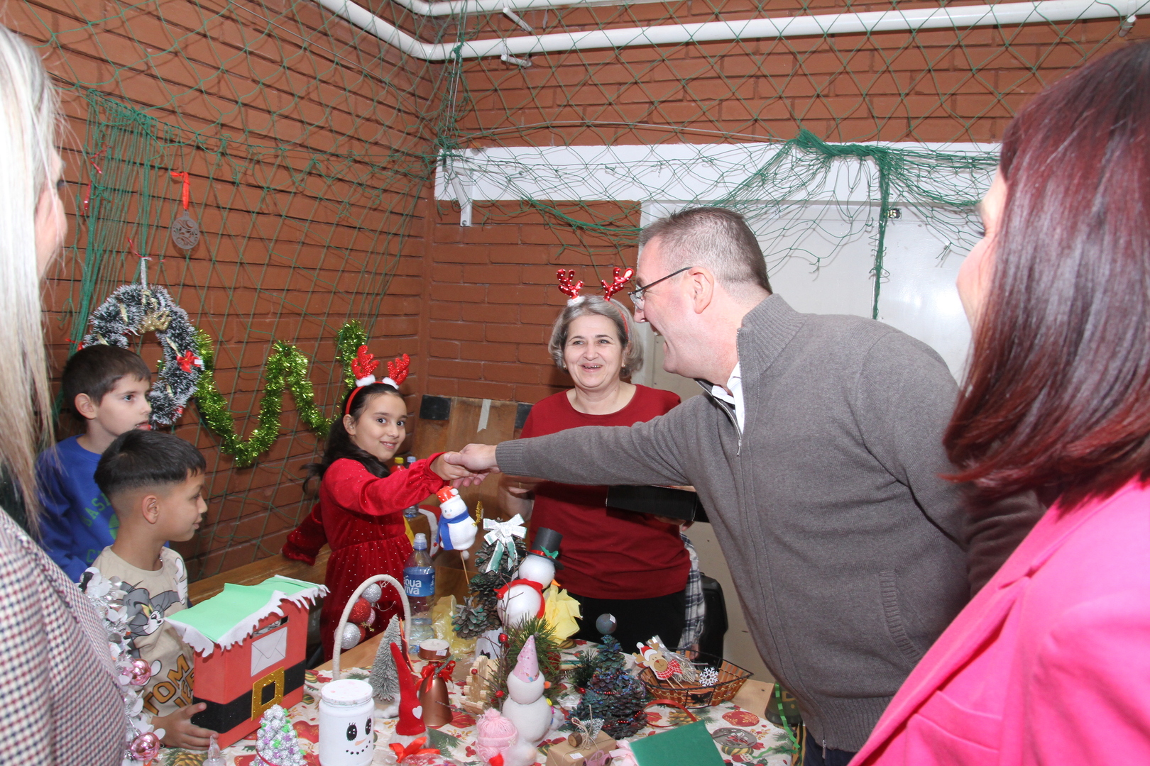 ПРЕДСЕДНИК ОПШТИНЕ БЕЛА ПАЛАНКА ГОРАН МИЉКОВИЋ ОБИШАО НОВОГОДИШЊИ БАЗАР У ОСНОВНОЈ ШКОЛИ 