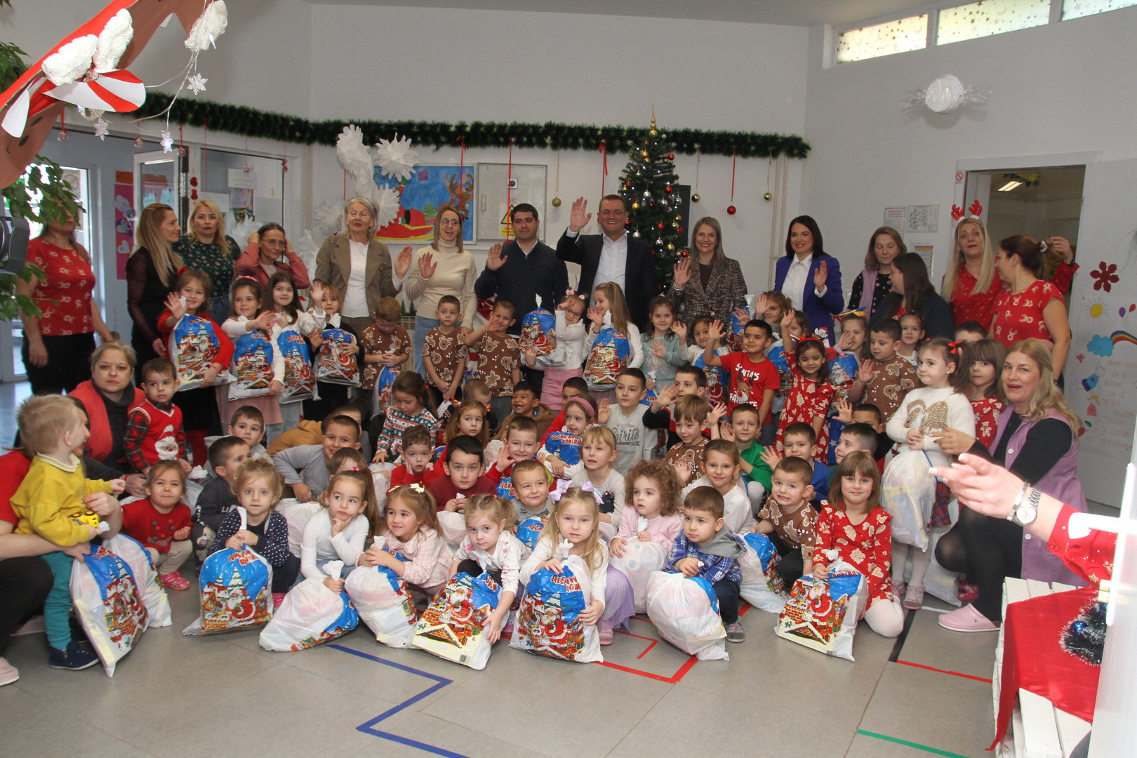ПРЕДСЕДНИК ОПШТИНЕ БЕЛА ПАЛАНКА ГОРАН МИЉКОВИЋ ПОДЕЛИО НОВОГОДИШЊЕ ПАКЕТИЋЕ 