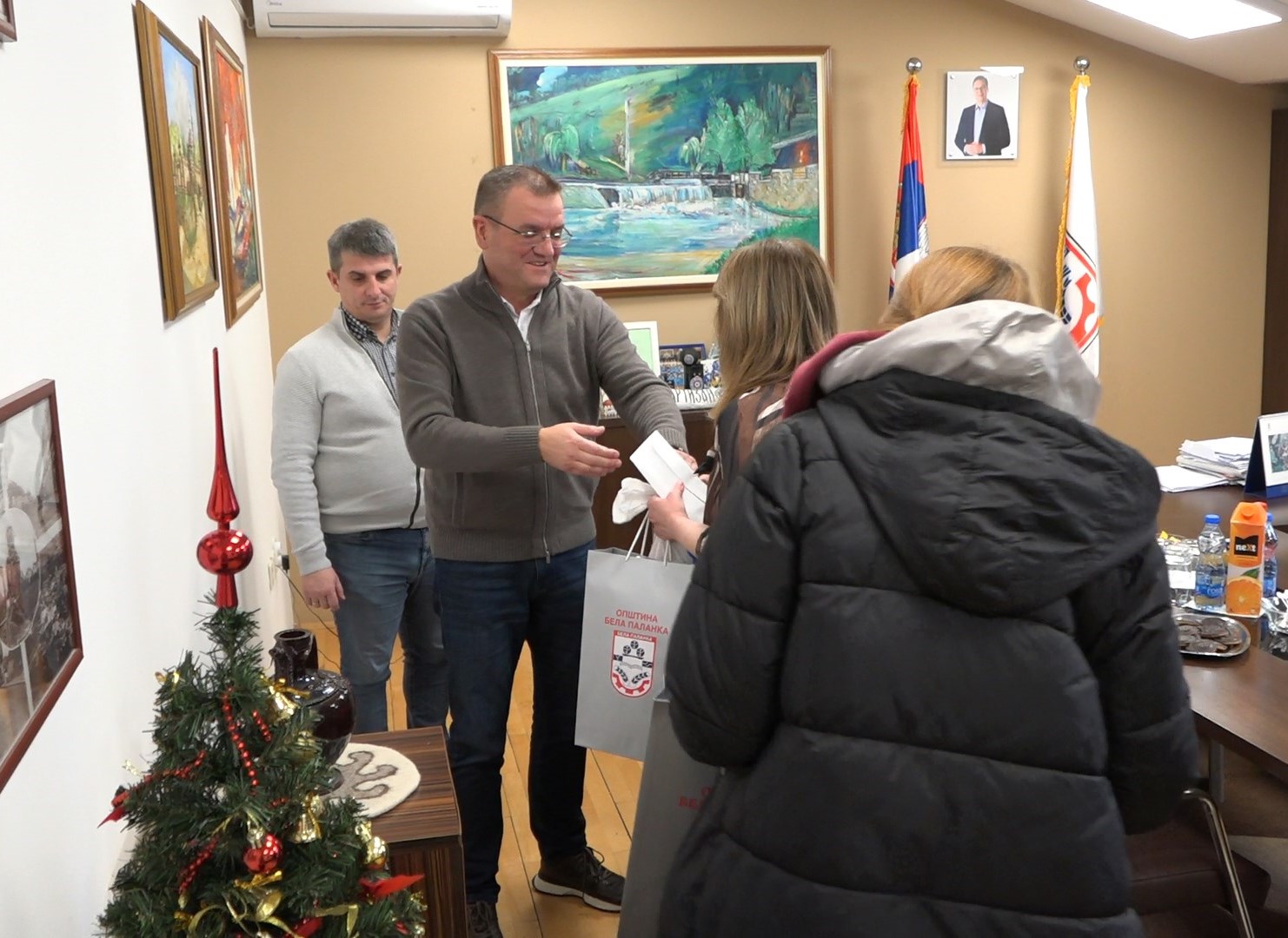 ПРЕДСЕДНИК ОПШТИНЕ ГОРАН МИЉКОВИЋ УРУЧИО РОДИТЕЉИМА НОВЧАНА СРЕДСТВА ПРИКУПЉЕНА ТОКОМ ХУМАНИТАРНЕ МАНИФЕСТАЦИЈЕ 