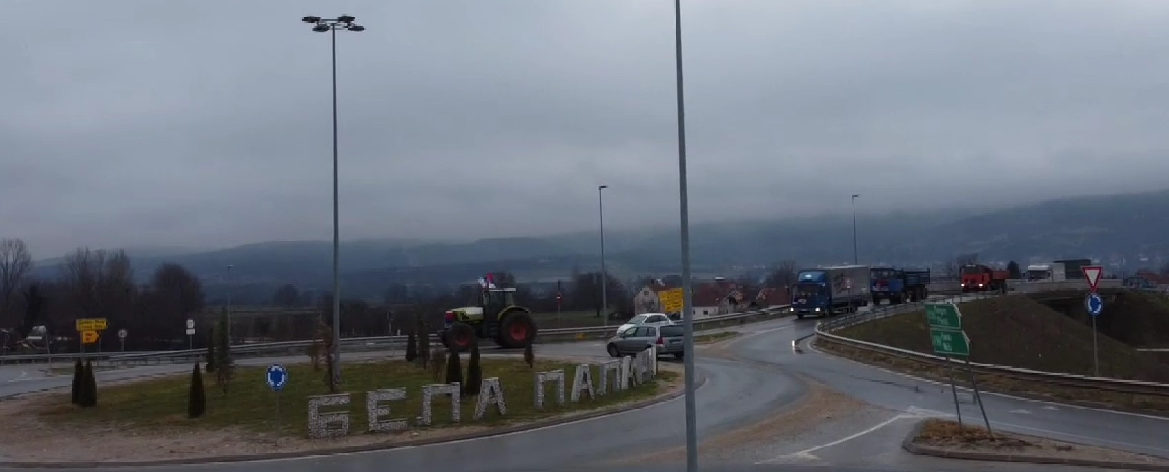 ВЕЛИКИ БОЖИЋНИ КОНВОЈ У БЕЛОЈ ПАЛАНЦИ, МАЛИШАНИМА ПОДЕЉЕНИ ПАКЕТИЋИ