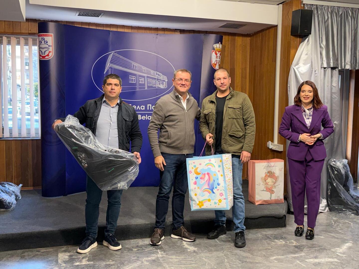 ПОДЕЉЕНИ БЕБИ ПАКЕТИ И НОВЧАНА ПОМОЋ ЗА НОВОРОЂЕНЧАД У БЕЛОЈ ПАЛАНЦИ